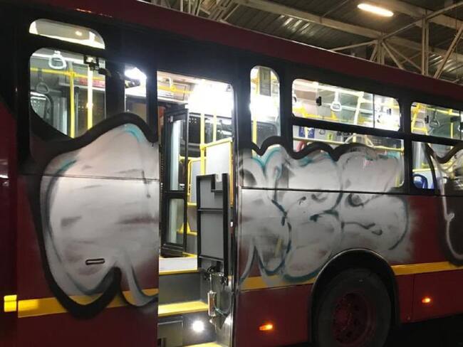 Cinco buses nuevos de Transmilenio fueron vandalizados