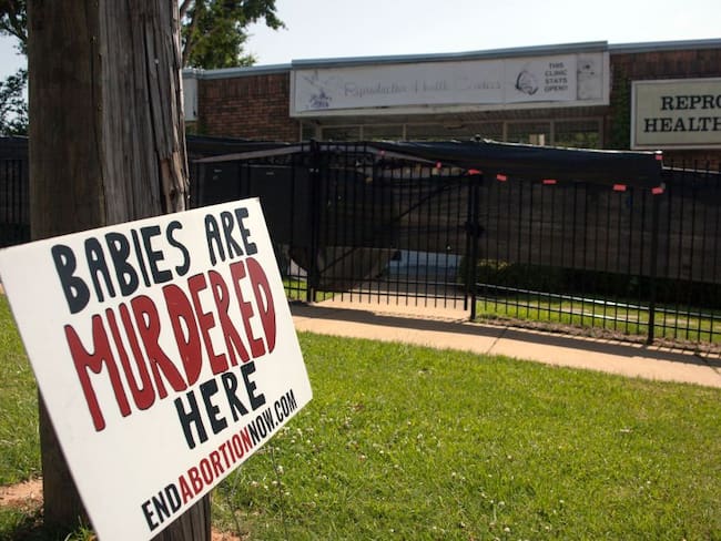 Juez de EE.UU. bloquea ley que criminaliza el aborto en Alabama