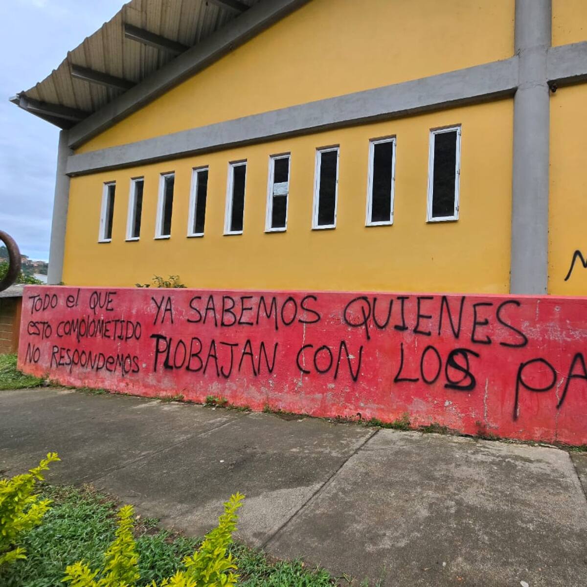 Las disidencias pintaron un grafiti y dejaron una bandera en el área urbana de Betulia