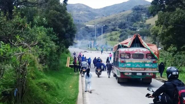 Indígenas bloquearon Transversal del Libertador en Totoró, Cauca. Foto: Cortesía: Sucesos Cauca