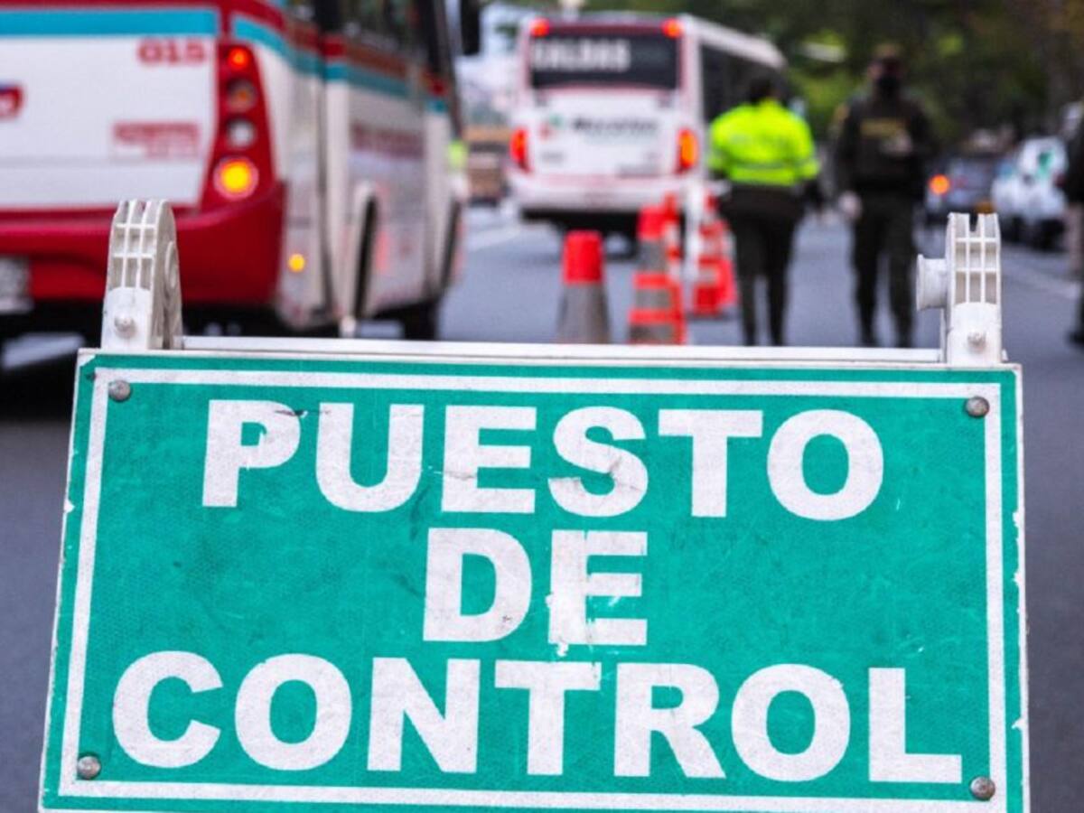 Un hombre arrolló una patrulla de la policía antes de huir de un retén
