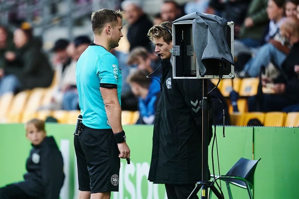 Árbitro revisa la pantalla del VAR / Getty Images