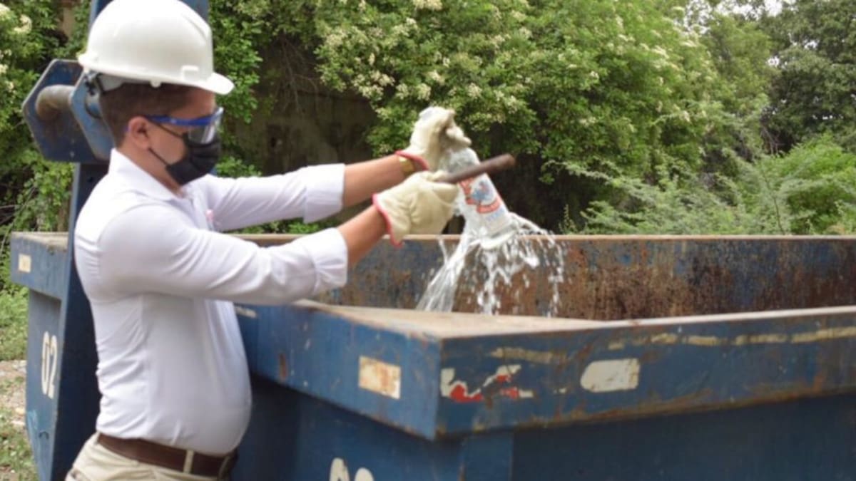 En el Magdalena destruyen dos toneladas de licor adulterado
