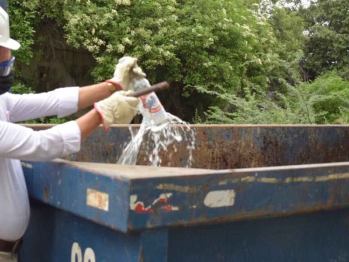 En el Magdalena destruyen dos toneladas de licor adulterado