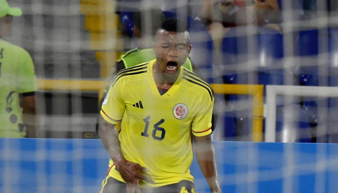 Óscar Cortés festeja su gol ante Perú / FCF