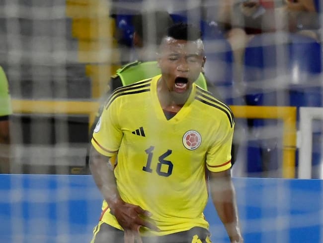 Óscar Cortés festeja su gol ante Perú / FCF