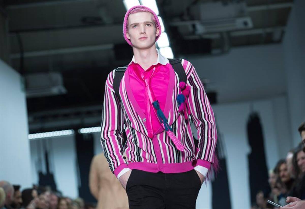 Una serie de modelos presentan la colección de otoño, invierno 2015 en la semana de la moda masculina en Londres, Inglaterra, que se realizará hasta el próximo 12 de enero.