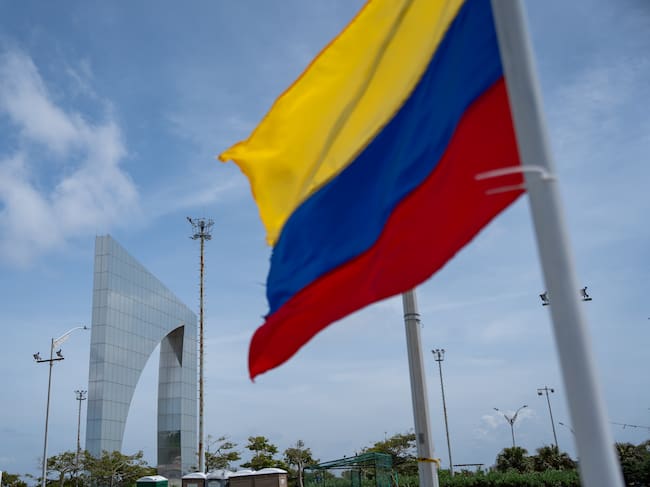 BARRANQUILLA, COLOMBIA - JUNE 21: A Colombian flag waves during the 2026 presidential runoff in Colombia on June 21, 2026 in Barranquilla, Colombia. Ivan Cepeda, candidate for the Pacto Historico party and Abelardo de la Espriella, candidate for the Salvación Nacional, face in a tight runoff to rule Colombia from 2026 to 2030. According to the surveys, de la Espriella leads the election. (Photo by Leonardo Castañeda/Getty Images)