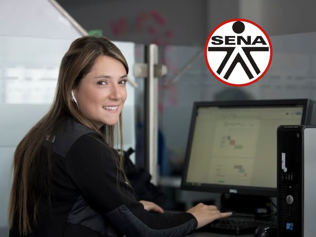 Mujer sonriendo frente a un computador junto al logo del SENA (Fotos vía Colprensa)