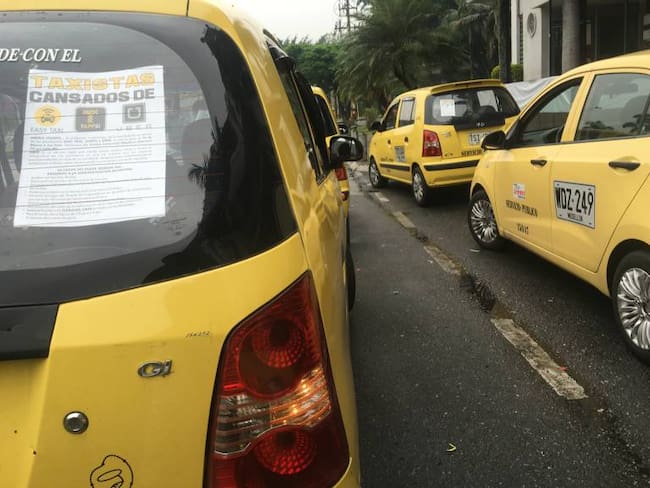Unos 500 taxistas de Medellín protestaron contra plataformas tecnológicas