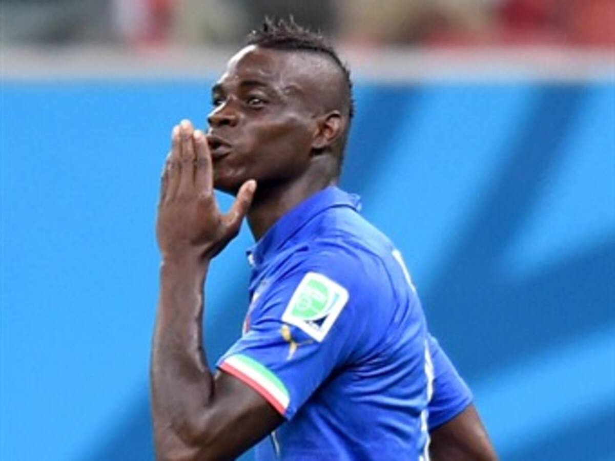 Balotelli marca el segundo gol para el triunfo de Italia