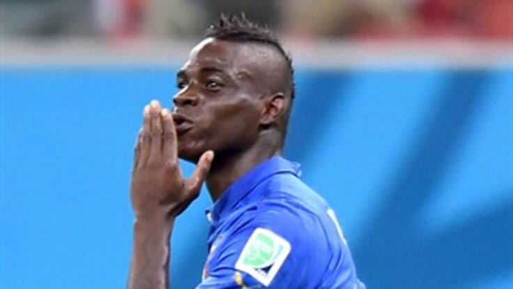 Balotelli marca el segundo gol para el triunfo de Italia