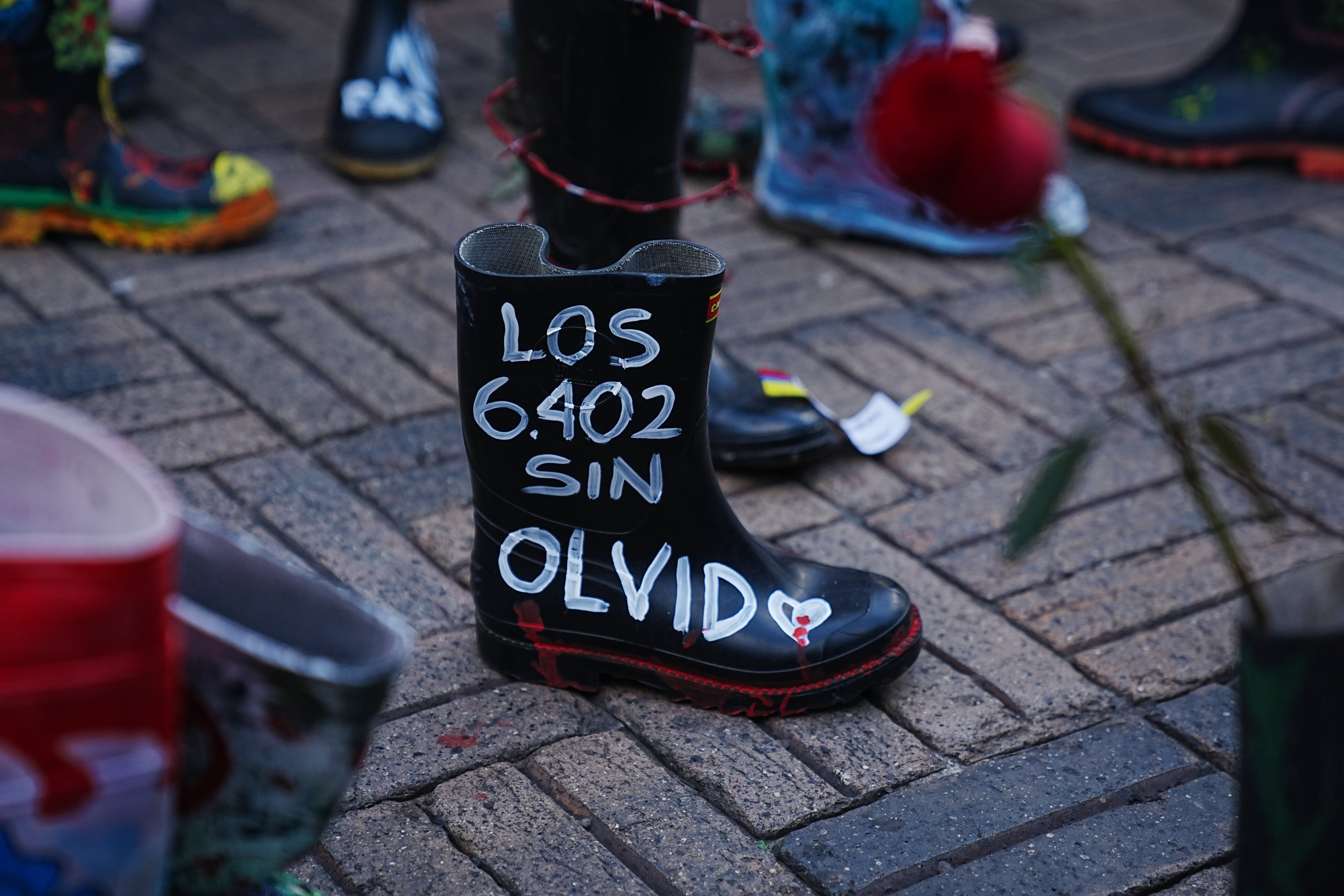 Las botas representan a las 6.402 víctimas documentadas por la Jurisdicción Especial para la Paz (JEP). Liderada por MAFAPO (Madres de Falsos Positivos), la protesta instó a preservar las botas como homenaje a la memoria de las víctimas. (Foto de Juancho Torres/Anadolu vía Getty Images)