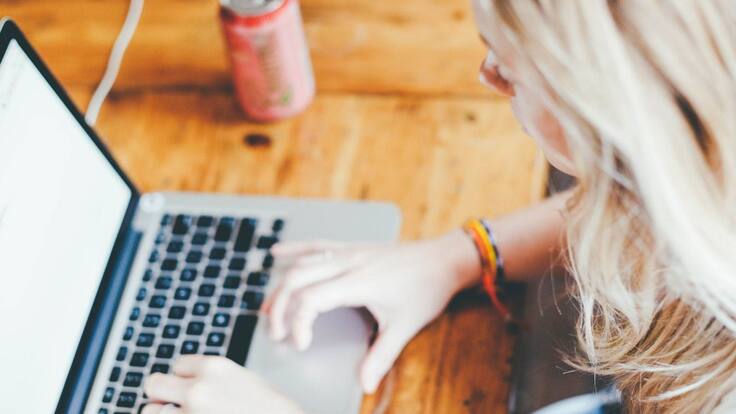 ¿Qué cuidados tener con los ojos frente al uso de tantas pantallas?