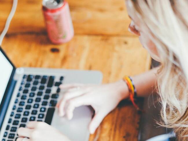 ¿Qué cuidados tener con los ojos frente al uso de tantas pantallas?