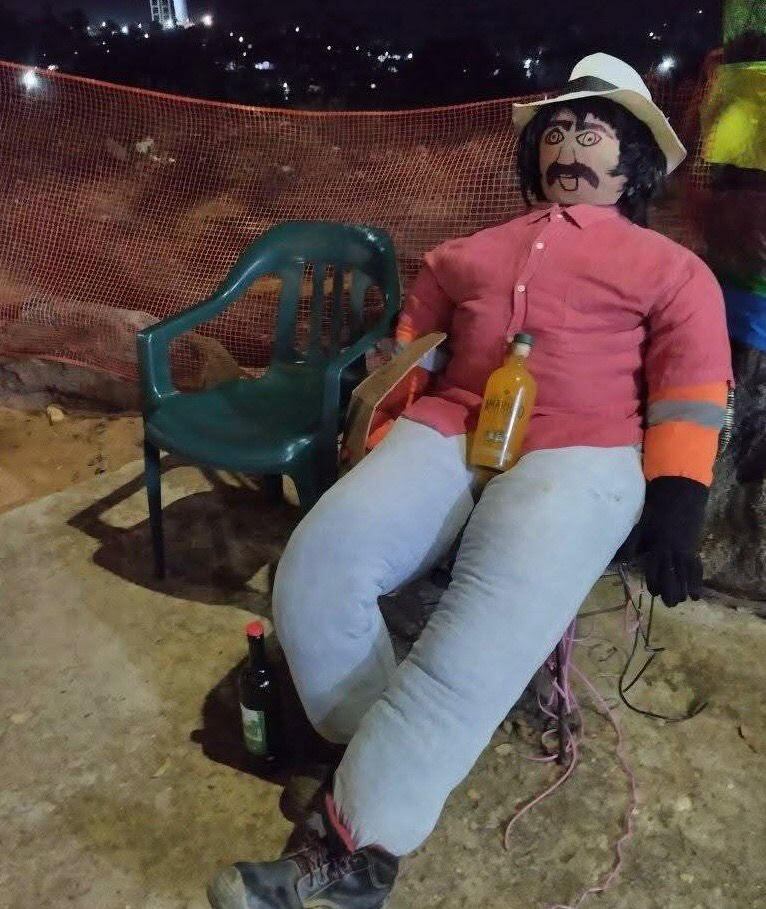 Tradicionales muñeco de Año Viejo. Foto: Área Metropolitana.