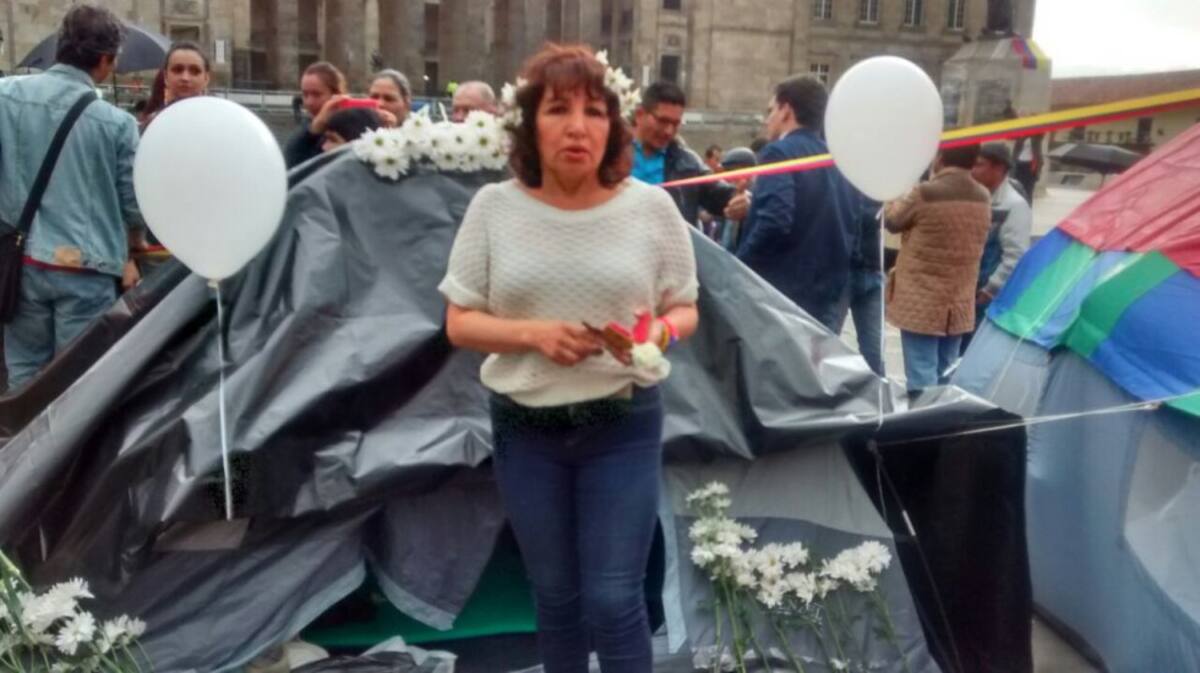 Hasta los cambuches ubicados en la Plaza de Bolívar han llegado decenas de personas para manifestar su apoyo a los campistas. 