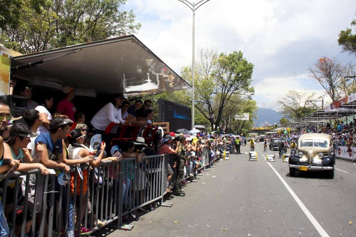 Desfile de autos clásicos y antiguos en la Feria de las Flores