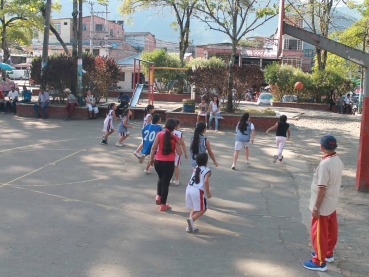 Mujeres que entrenan baloncesto con las uñas