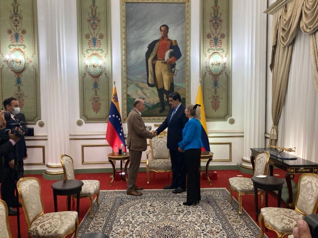 Encuentro entre el canciller de Colombia, Álvaro Leyva, y el presidente de Venezuela, Nicolás Maduro.