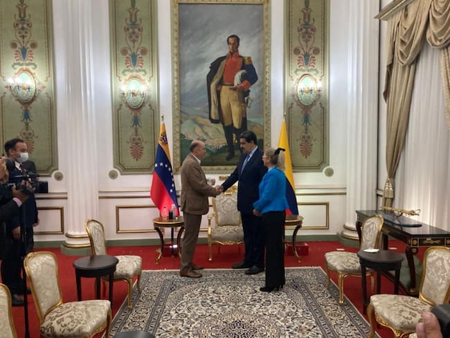 Encuentro entre el canciller de Colombia, Álvaro Leyva, y el presidente de Venezuela, Nicolás Maduro.