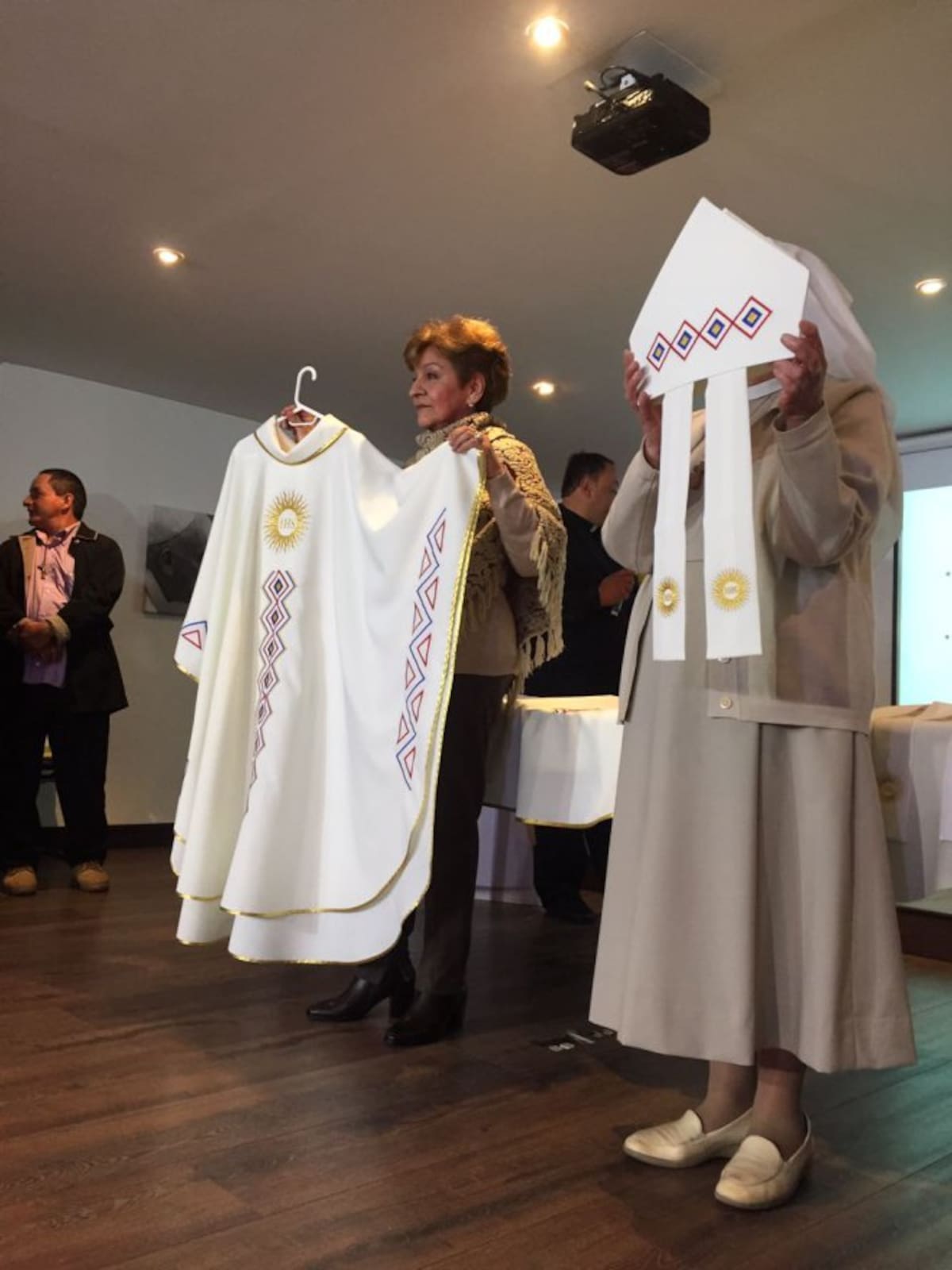 La mitra que usará el papa Francisco, los soles representan el emblema de la compañía de Jesús a la que pertenece el sumo pontífice.