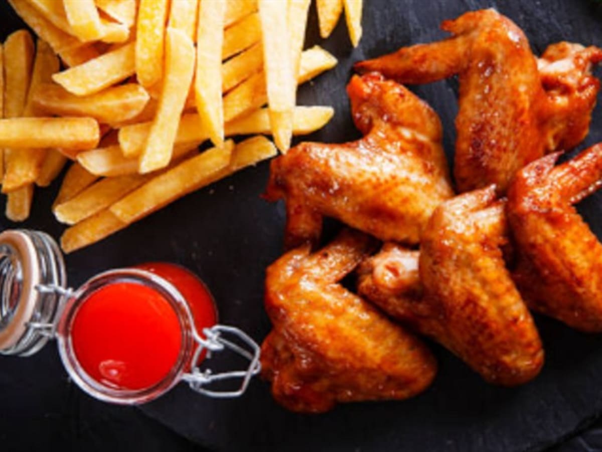 Cuál es la mejor salsa para alitas de pollo crujientes, según la IA: ingredientes y preparación