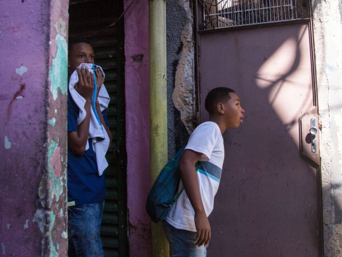 Niños brasileños: obligados a protegerse del COVID-19 y los tiroteos
