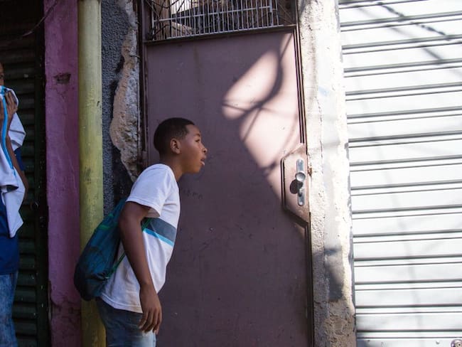 Jóvenes en Río de Janeiro esperan a que terminen los enfrentamientos para poder salir de su casa.