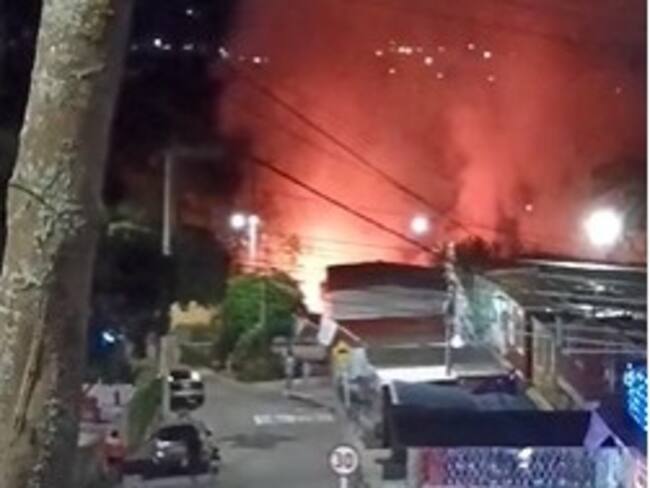 Atienden 3 incendios simultáneos en Bucaramanga