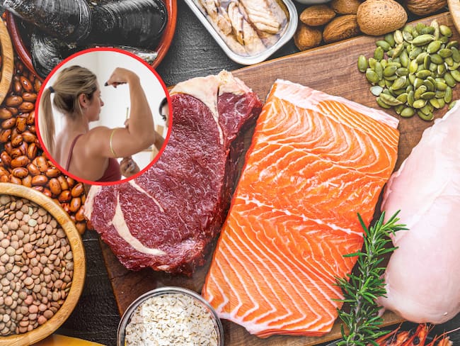Alimentos ricos en proteínas y de fondo una mujer midiendo su masa muscular (Fotos vía Getty Images)