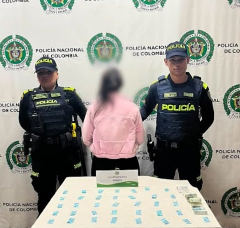 Mujer de 20 años capturada por vender bazuco entre cachivaches: así fue el operativo. Foto: Policía de Bogotá.