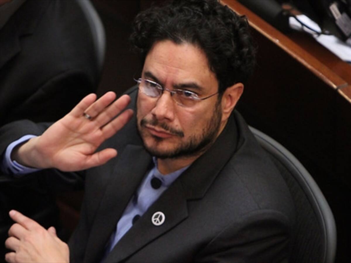 Santos abrió puerta a una nueva dimensión del proceso de paz: Iván Cepeda