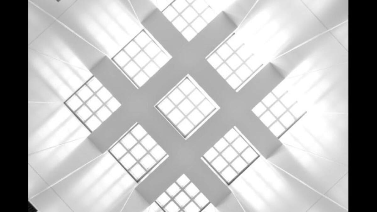 Esquinas Luminosas" es el título de la foto de Edgar Alviarez. “Tomada en el Metro de Valencia, Carabobo, Venezuela, durante la inauguración de la Exposición fotográfica Espejos: Realidades Propias, de MALOA Colectivo Fotográfico”.