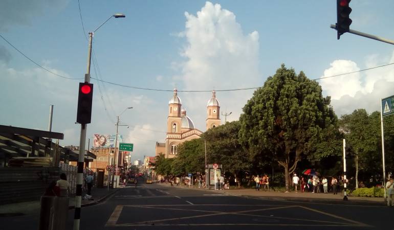 Desde las 5:20AM hasta las 9:00AM Toda la información local en Caracol Radio