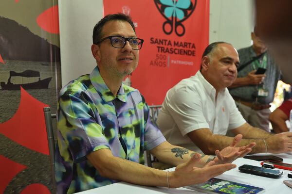 El ministro de las Culturas, las Artes y los Saberes, Juan David Correa, junto al alcalde de Santa Marta, Carlos Pinedo Cuello . Minculturas