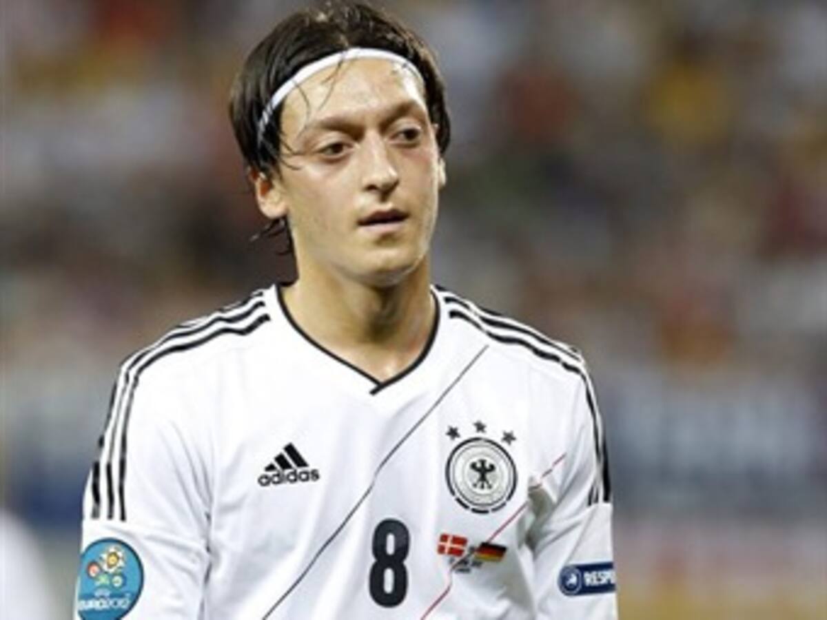 Özil denuncia a una cuenta de Twitter por ataques racistas