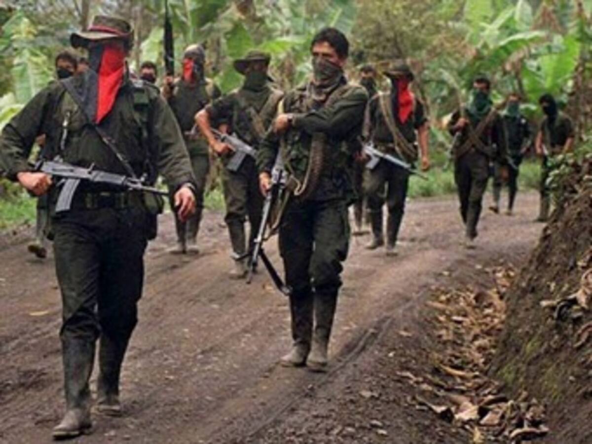 Guerrilla quema buses en Nariño mientras el gobierno anunciaba incremento de la seguridad
