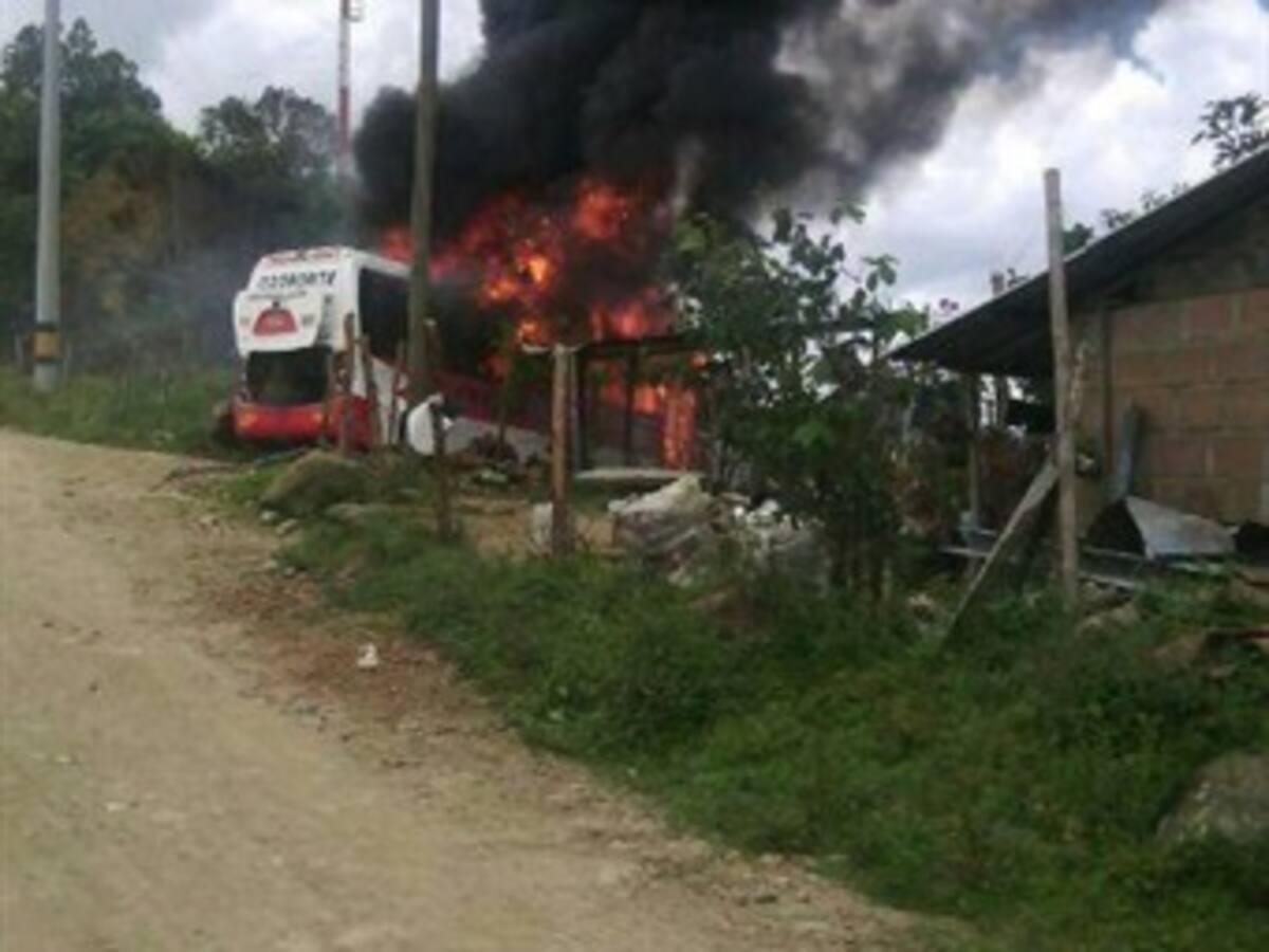 Incineran bus intermunicipal en la vía Medellín – Toledo, en Antioquia