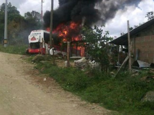Incineran bus intermunicipal en la vía Medellín – Toledo, en Antioquia