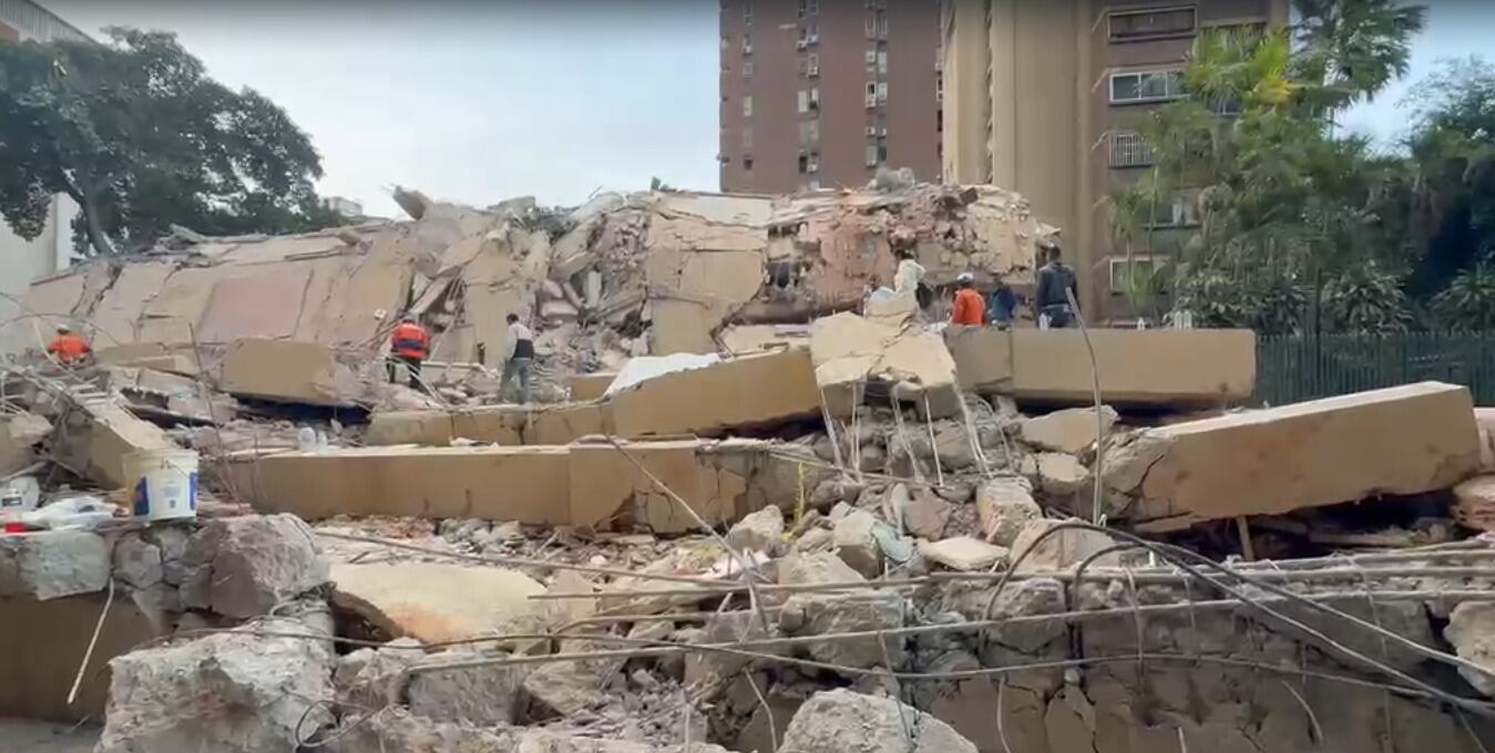 Escombros de edificios afectados en Chacao, Venezuela, tras terremotos en ese país. Foto: Caracol Radio.