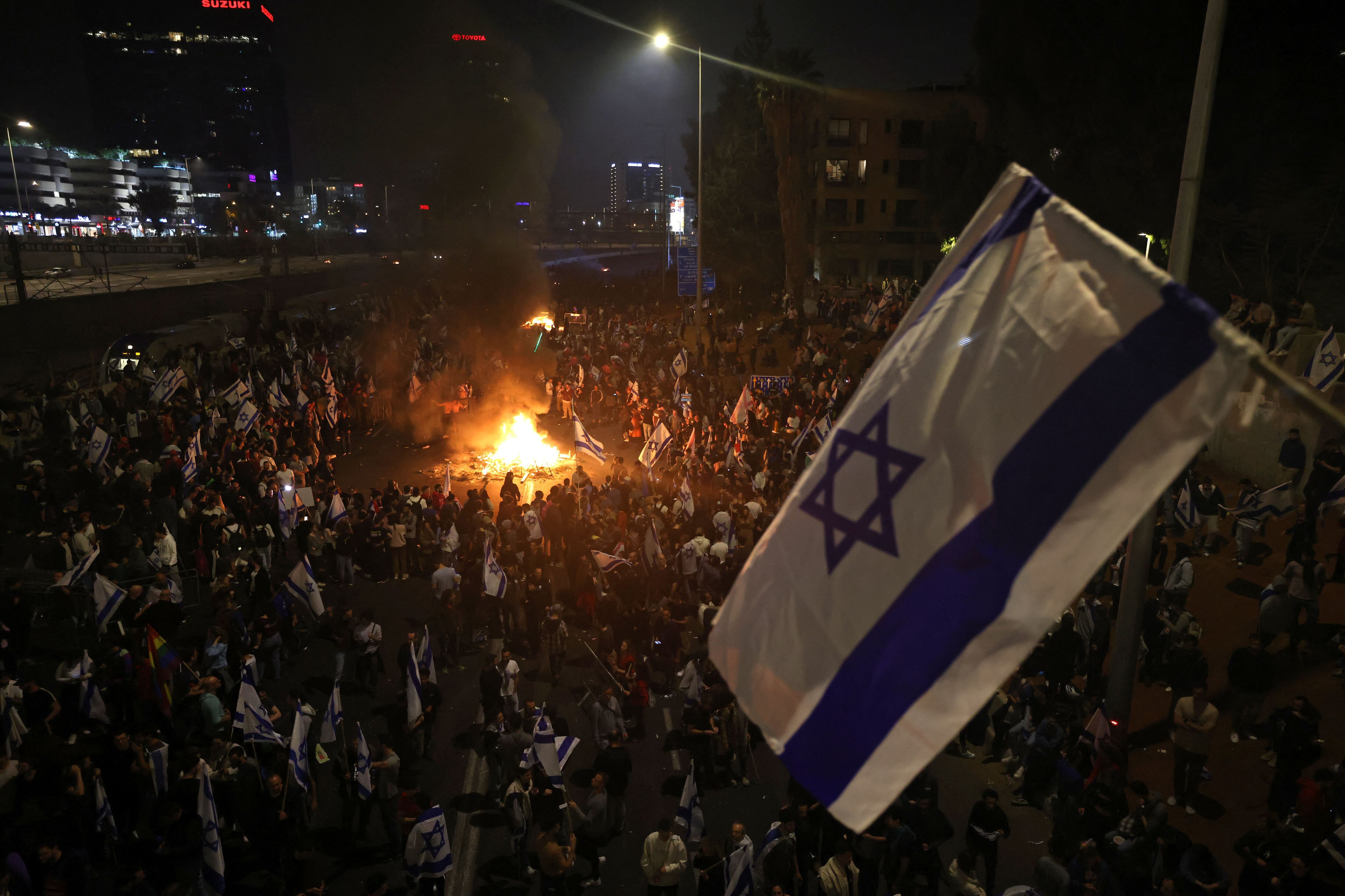 Jornada de protestas civiles en Israel en rechazo a la propuesta de reforma judicial que debilita las cortes y aumenta el poder del ejecutivo. 
(Foto: AHMAD GHARABLI/AFP via Getty Images)
