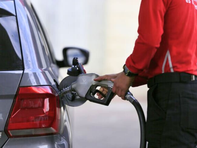 Gasolina, tanqueando carro - imagen de referencia // Colprensa