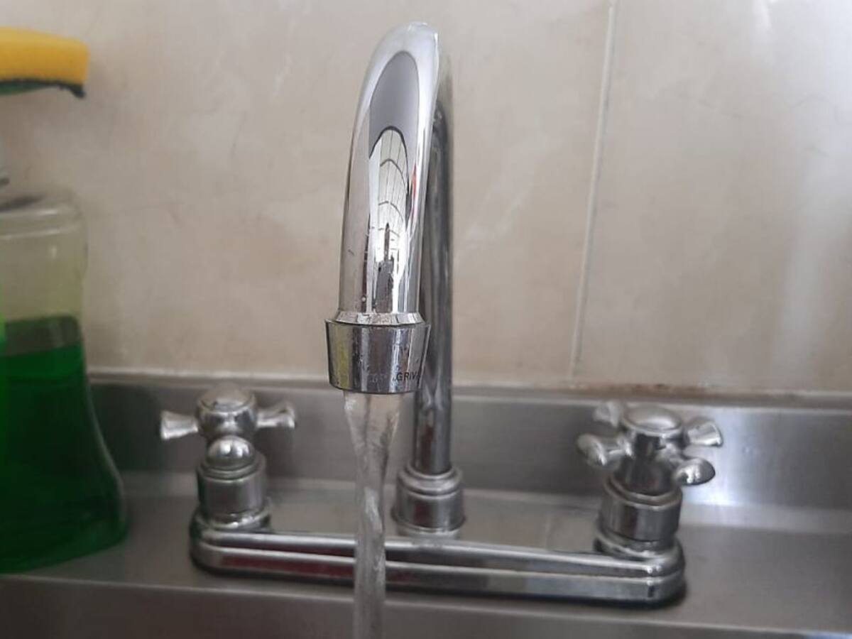 Ciudadanos de La Sultana registran turbiedad en el agua domiciliaria