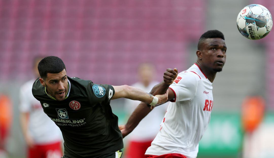 El colombiano Jhon Córdoba disputando un balón en el partido ante Mainz 05.