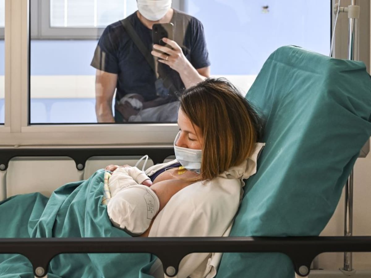 Bebé de mujer que fue vacunada durante embarazo nace con anticuerpos COVID