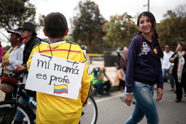 Continua el paro nacional de maestros. En la jornada del 29 de abril, profesores se concentraron en diferentes ciudades para adelantar un cacerolazo contra el Gobierno