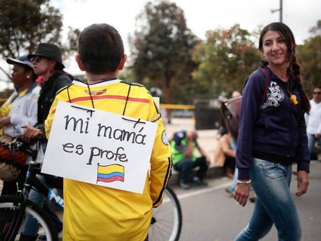 Continua el paro nacional de maestros. En la jornada del 29 de abril, profesores se concentraron en diferentes ciudades para adelantar un cacerolazo contra el Gobierno