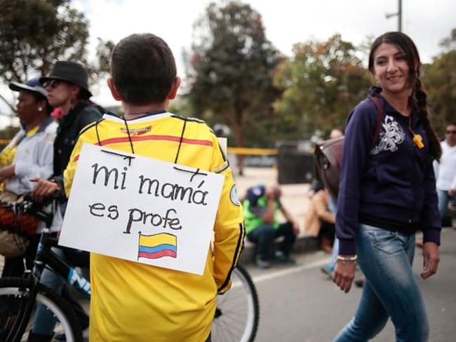 Continua el paro nacional de maestros. En la jornada del 29 de abril, profesores se concentraron en diferentes ciudades para adelantar un cacerolazo contra el Gobierno