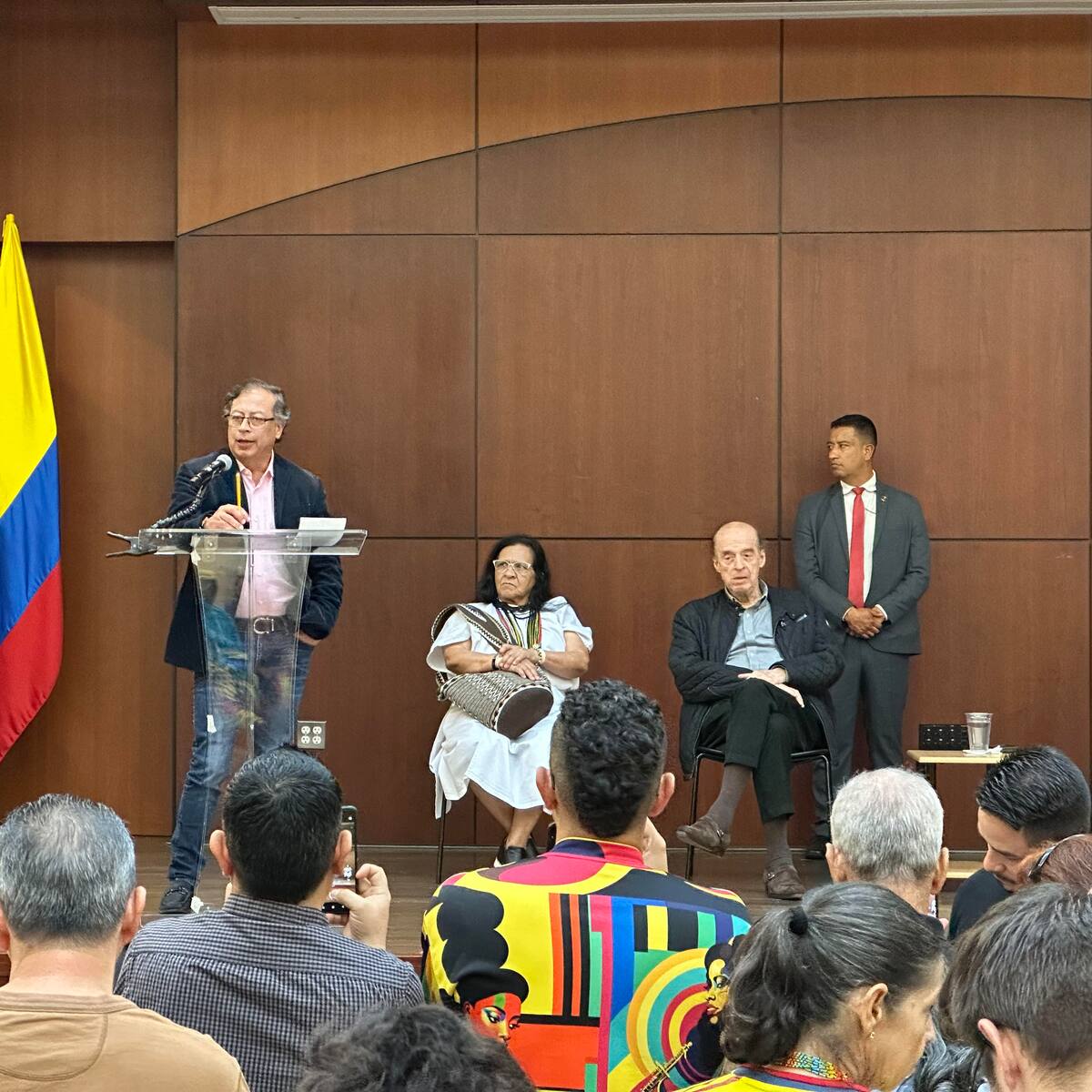 Ciudadanía para colombianos irregulares en EE.UU. y cupos migratorios: Peticiones de Petro